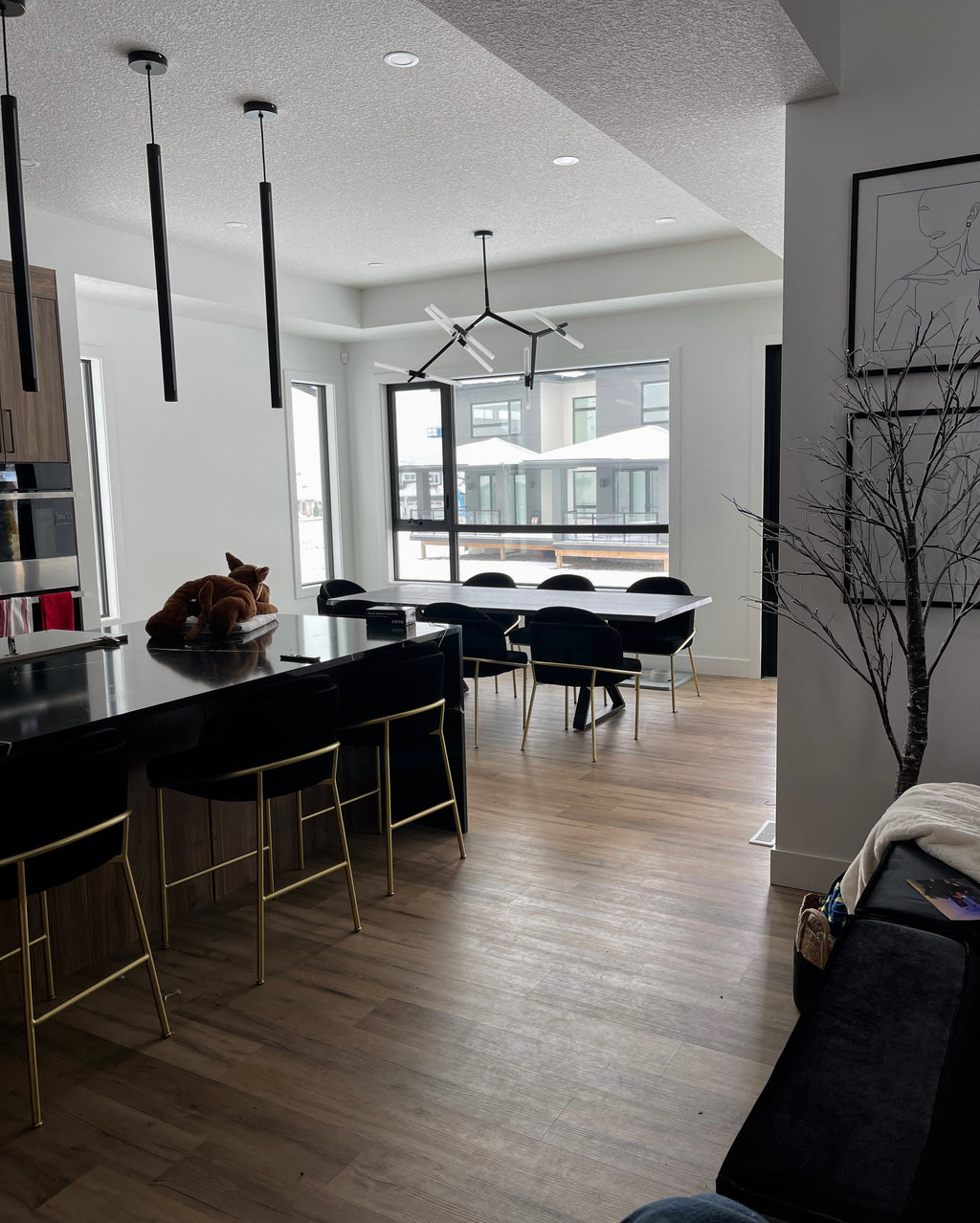 Achieving Minimalist Aesthetics in Custom Furniture (Style Guide)